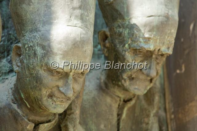 slovenie 10.JPG - Sculptures sur la porte de la cathédrale de Ljubljana, Slovénie